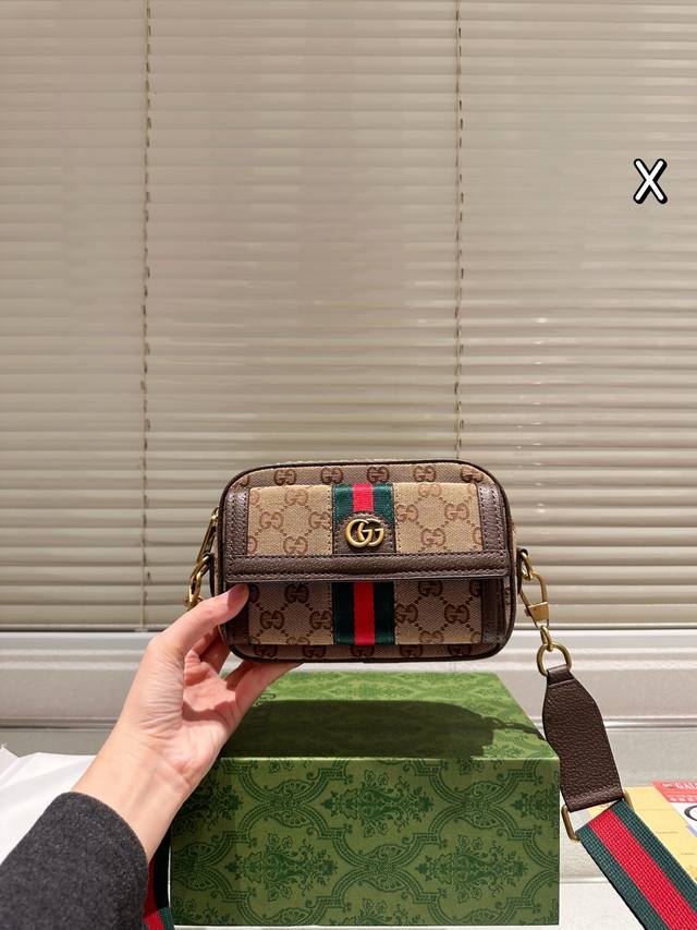配盒 古奇 Gucci 斜挎包 相机包 这款新款Gg Ophidia系列,经典耐看、大小刚好 实用也很轻巧。也容易搭配各式穿搭 尺寸:20.13 配盒 古奇 Gucci 斜挎包 相机包 这款新款Gg Ophidia系列,经典耐看、大小刚好 实用也很轻巧。也容易搭配各式穿搭 尺寸:20.13