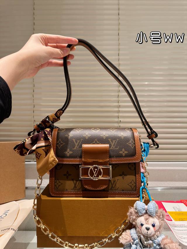 配挂件 折叠礼盒飞机盒 Lv达芙妮大大大变样 新款 Lv 春夏系列，达芙妮包再升级换代New Lvdauphine包型的Lvlogo一直在变大 Lv达芙妮包的三