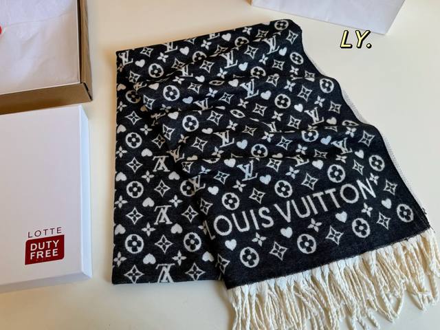 配盒 Size：190×60 Lv路易威登秋冬必备韩系围巾 很柔软保暖的一款围巾 百搭实用也做披肩， 不仅好看又可以保暖～ 随手一搭就很好看