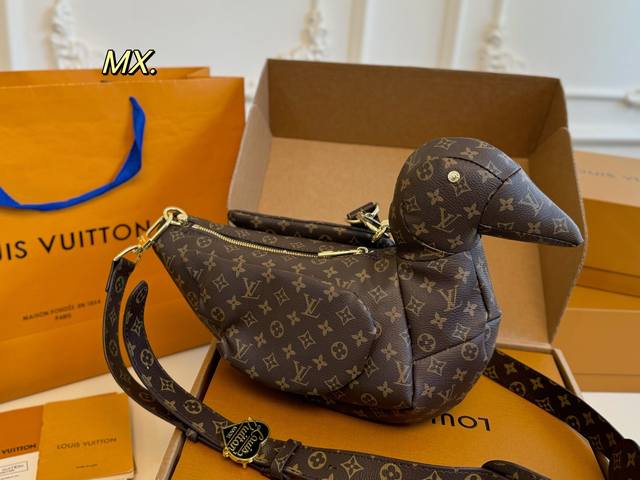 折叠盒飞机盒 Size：26×14 Lv路易威登新款Nigo老花鸭子手袋 借用街头艺术的标志性动物影响 打造此款Duck Bag手袋，精致百搭 肩带调节超短，对