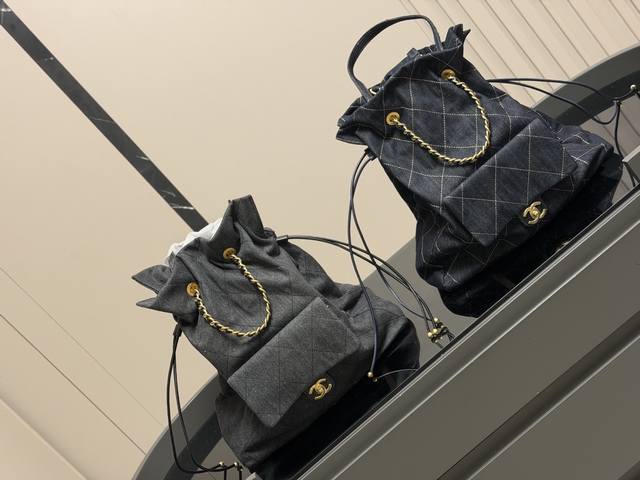 Chanel 25C托特包 以其经典的设计和精致的工艺让人一见倾心。 它的每一个细节都透露着Chanel的奢华和优雅， 无论是手柄还是标志性的双C Logo，