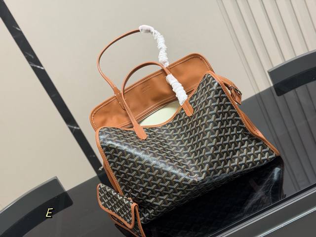 无盒 Size：40*30Cm Goyard 戈雅Hardy 出差神包 非常能装也很耐脏哦！ 如果要挑一支大包装下我的全世界那就是Goyard Hardy 了