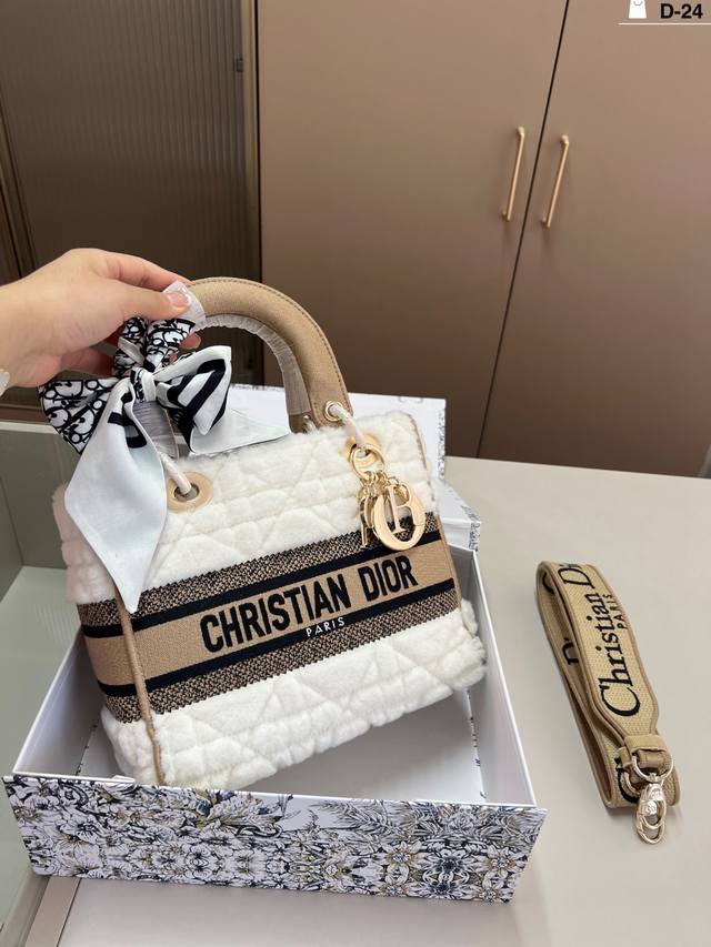 Dior迪奥毛毛戴妃包 Diorlady-Life毛茸茸刺绣限量款包包 在澳门威尼斯喜提一款 新款Lady-Life奶白色 Dior星座刺绣包包D-24尺寸24