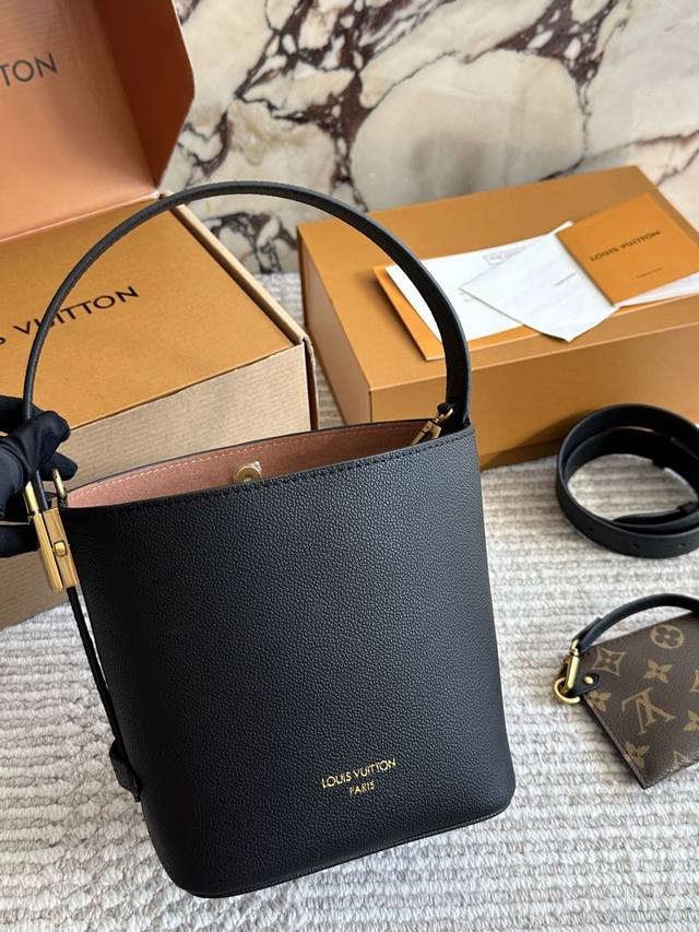 复刻版 Allinbb真的颜值与高级并存出片极具氛围感有人懂Allinbb吗 真的好好看 除了颜值以外实用性也很强 一年四季都在背超级百搭 这个尺寸算是黄金了