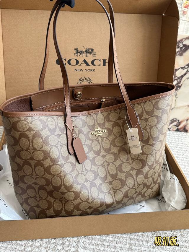 配盒 Size：35*27Cm Coach家 吸扣单面City托特包 经典Logo购物袋Tote包 大爆款 分分钟断货！ 搭配不同衣服 一年四季都可以用！ 搜索