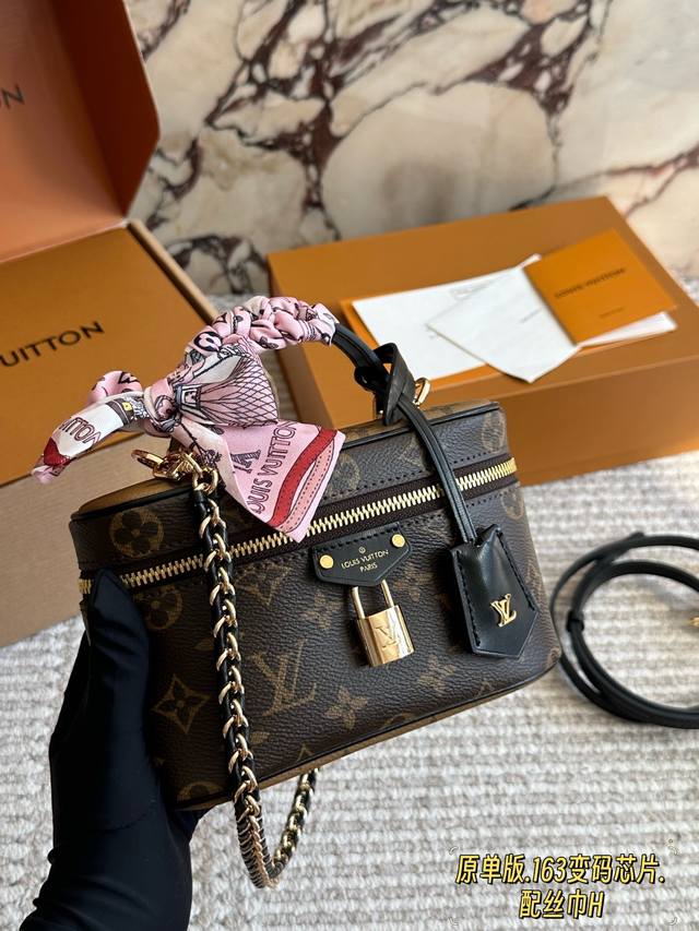 芯片版 L家 新品化妆包 真的是太好看了！很小巧精致，放遥遥领先宽度刚刚好，再大一点的手机应该也可以，太适合春夏了！老花搭什么衣服都好看！好看好看好看！喜欢的姐