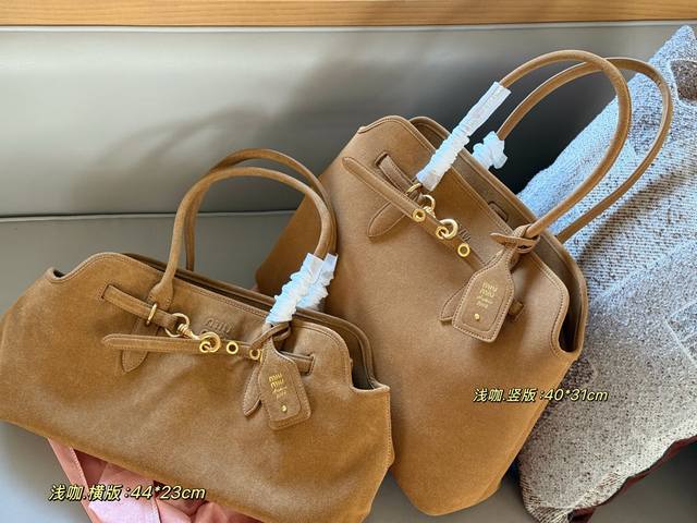 配盒 Size:44*23Cm 横版 40*31Cm 竖版 Miumiu公文包 像老电影装法棍纸袋的慵懒感 这只Aventure我要夸爆它 绝对是公文包中的颜值 配盒 Size:44*23Cm 横版 40*31Cm 竖版 Miumiu公文包 像老电影装法棍纸袋的慵懒感 这只Aventure我要夸爆它 绝对是公文包中的颜值