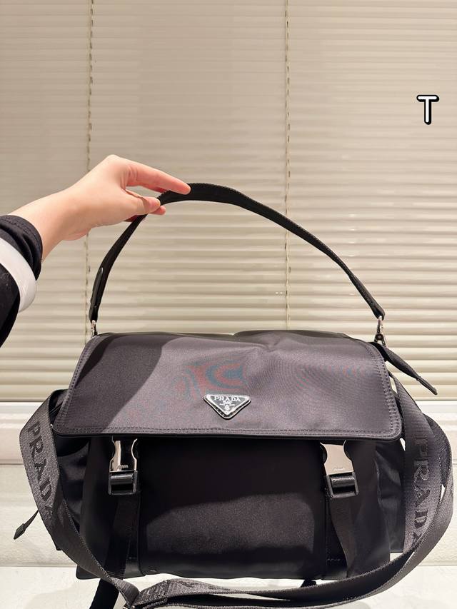 原版布 Prada Explore系列再生尼龙邮差包 Prada Explore系列邮差包，采用Re-Nylon再生尼龙+黑色皮革，环保又耐用！包身简约，黑银珐