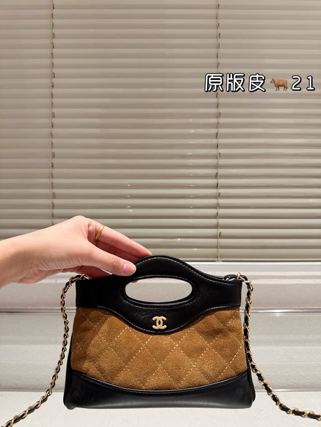Chanel31Bag迷你 头层皮 不信这只绝美31Bag Nano拿不下你~上身一秒就直接爱上了 白色真是又有少女感又很优雅 油蜡小羊皮散发出来的光泽感绝了+