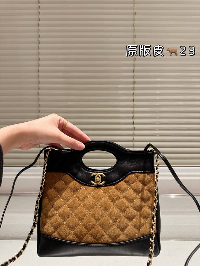 Chanel31Bag迷你 头层皮 不信这只绝美31Bag Nano拿不下你~上身一秒就直接爱上了 白色真是又有少女感又很优雅 油蜡小羊皮散发出来的光泽感绝了+