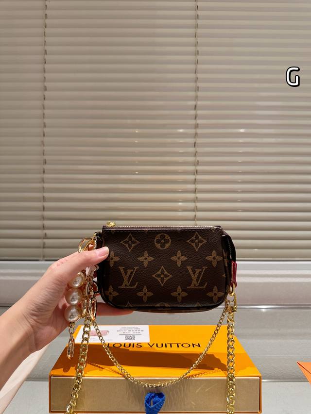 Lv小麻将 Mini Pochette Accessoires手拿包 夏季By The Pool胶囊系列首次取材Monogramempreinte皮革以渐变色调