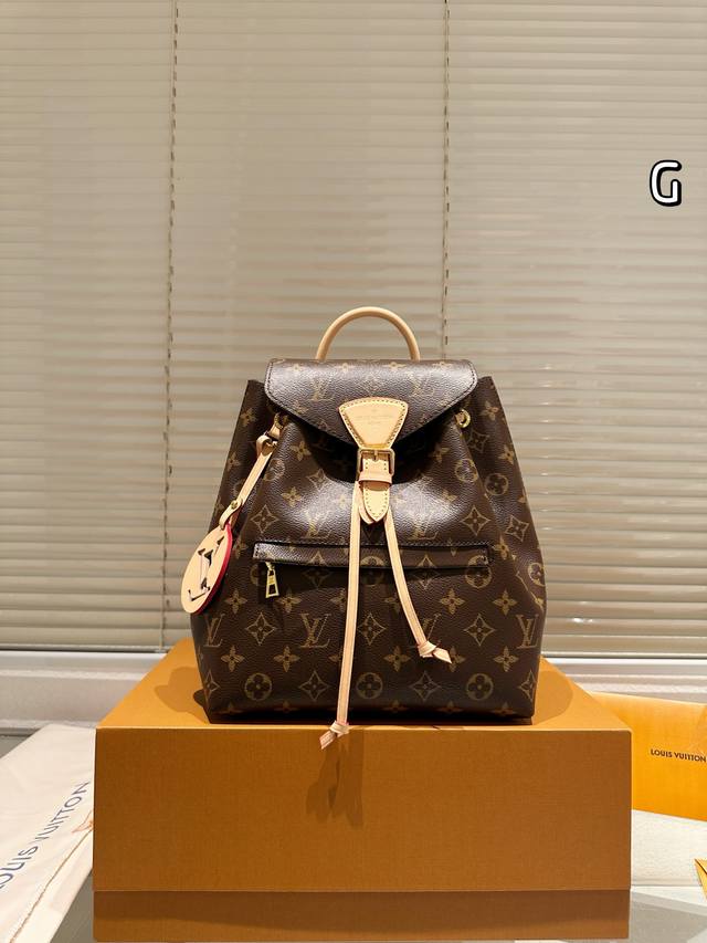 新款双肩包 Lv新款Montsouris Bb 升级版 找个理由买包呀被朋友种草了新款Montsourisbb 休闲百搭又能解放双手容量也是很大侧背和双肩背真的