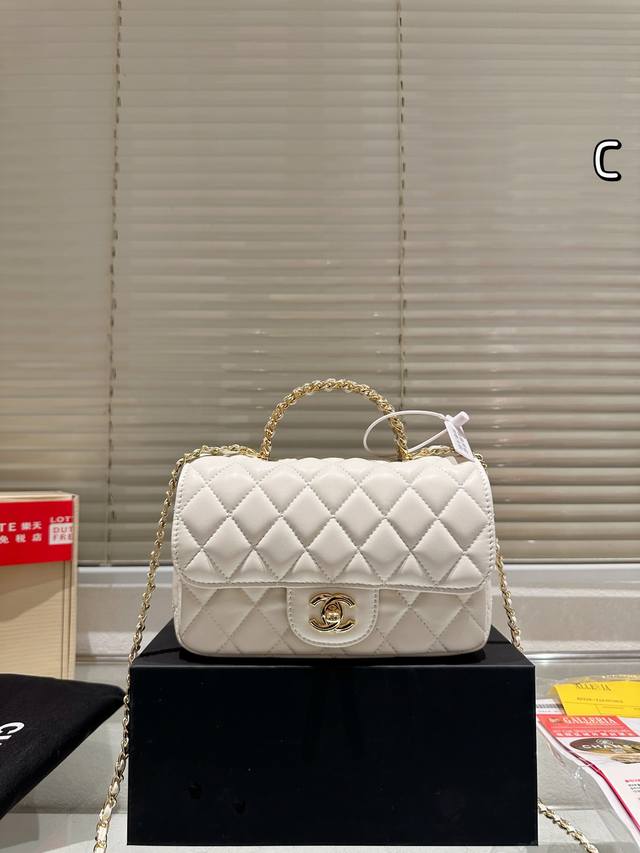 配盒 Size ：20*12Cm 小香家 Chanel23K皮穿链手柄Cf让经典再升级~ 可以手提的！包包很实用！ 羊皮配淡金扣，优雅又公主，最喜欢手柄上的小L
