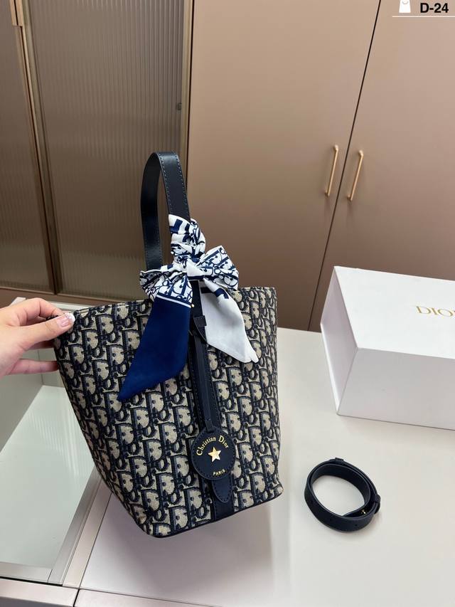 Dior迪奥 Star老花水桶包山迪奥Star老花水桶包，老花图案经典耐看，秋冬大衣、风衣、针织衫都能轻松驾驭 D-24尺寸20×24折叠盒