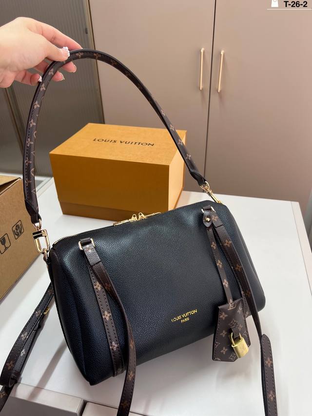 芯片版本 Lv Express 腋下包 灵感源自经典 Keepall 旅行袋，把 “旅行基因” 融入日常，自带松弛高级感～ T-26-2尺寸26×17折叠盒飞机