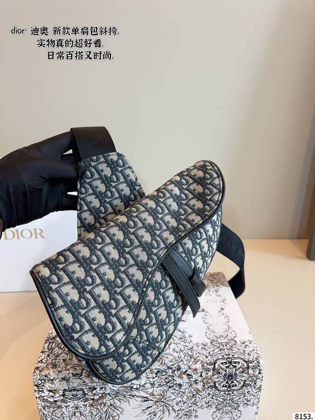 配礼盒. Dior马鞍包Homme # Saddle Bagv女士的Saddle已经很迷人没想到男士的更吸引疯狂种草男士Saddle居然可以这么潮 它去掉了女性