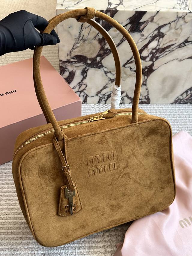 配盒 Size：35*22Cm Miumiu保龄球 公文包 采用小牛皮 皮质光滑细腻柔软， 棉质缎面衬里。 背起来都很Nice 哦 可手拎也可斜挎！ 出场就是M