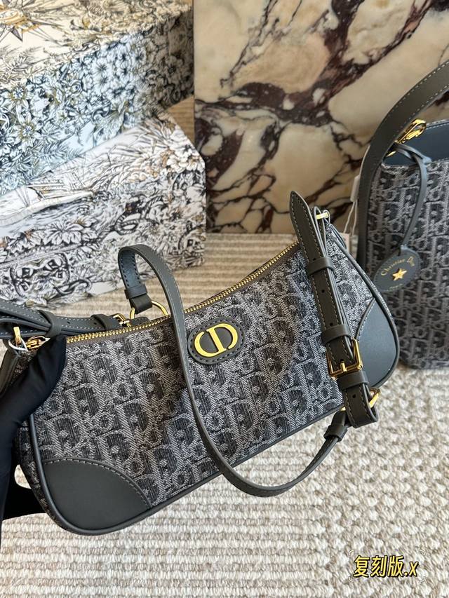 提花版配牛皮 Dior 法棍包 Hobo腋下包 迪奥新款全网首发全新上市 这款相比之前的Hono带子会更长单肩斜挎更方便啦 最主要没金属链那么重- -万多的迪奥
