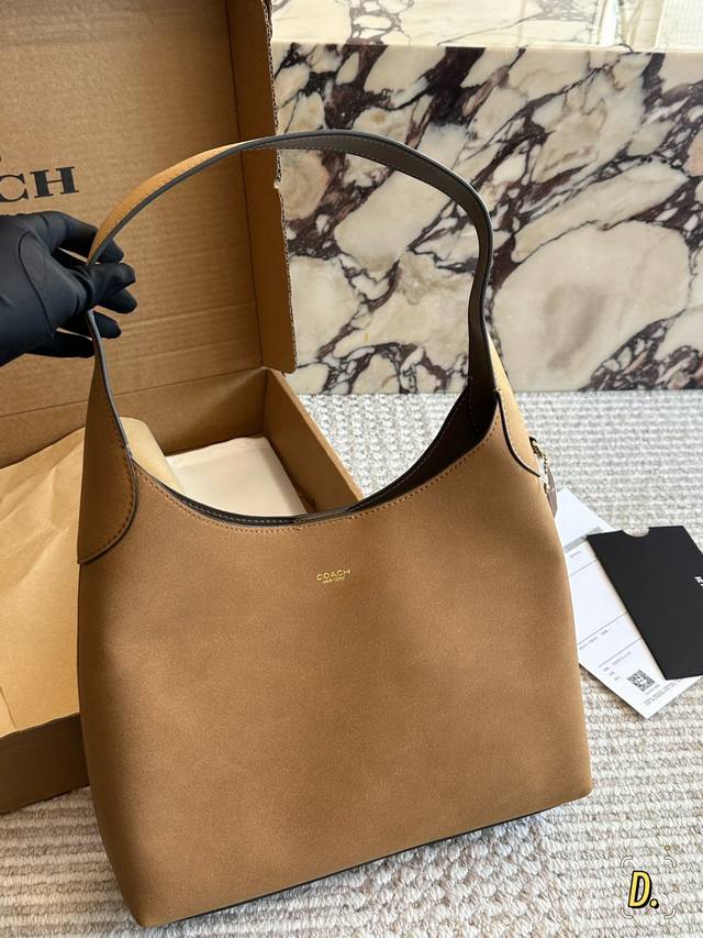 配盒 Size：38*22Cm Coach家 菜篮子 大爆款 分分钟断货！ 搭配不同衣服 一年四季都可以用！ 搜索Coach