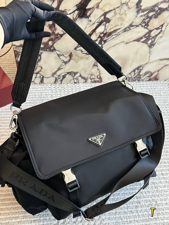 大号 全民都在推Prada的包包 Prada新品尼龙系列Explore 邮差包 Explore邮差包~新品上市Nevne ,国轻松打造夏日清爽又时髦的Look