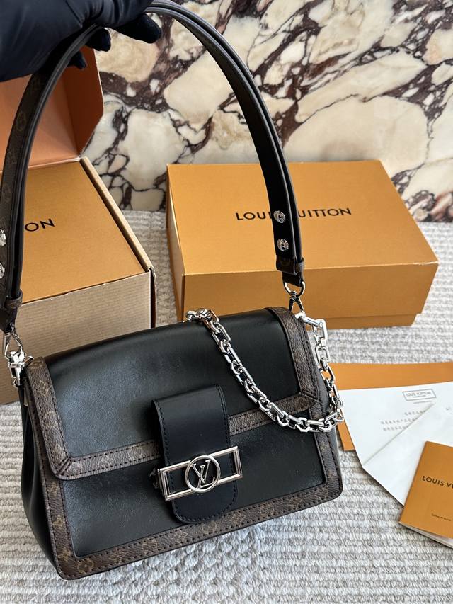 新品 Lv 软乎乎的达芙妮 秀款新品 亮相于2025春夏秀场搭配牛皮饰边确保包包的舒适性 Dauphine Soft手袋以Monogram裁出柔软的造型 男女都