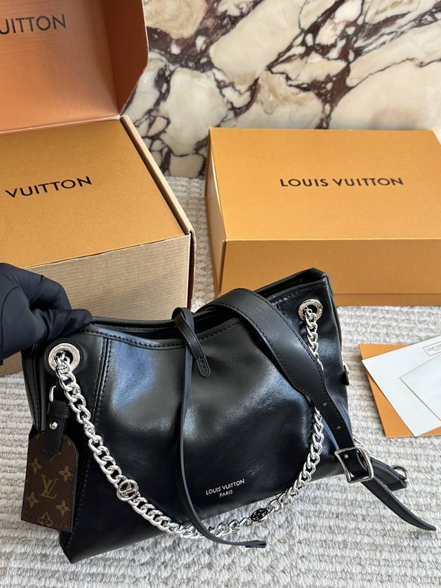 新的Carryall Bb 鲶鱼须子和大金链子宝宝们形容的太贴切了 Lv配金链子真的好看 小小咩觉得新版Carryall变可爱 了，而且不喜欢大包的姐妹这个就没