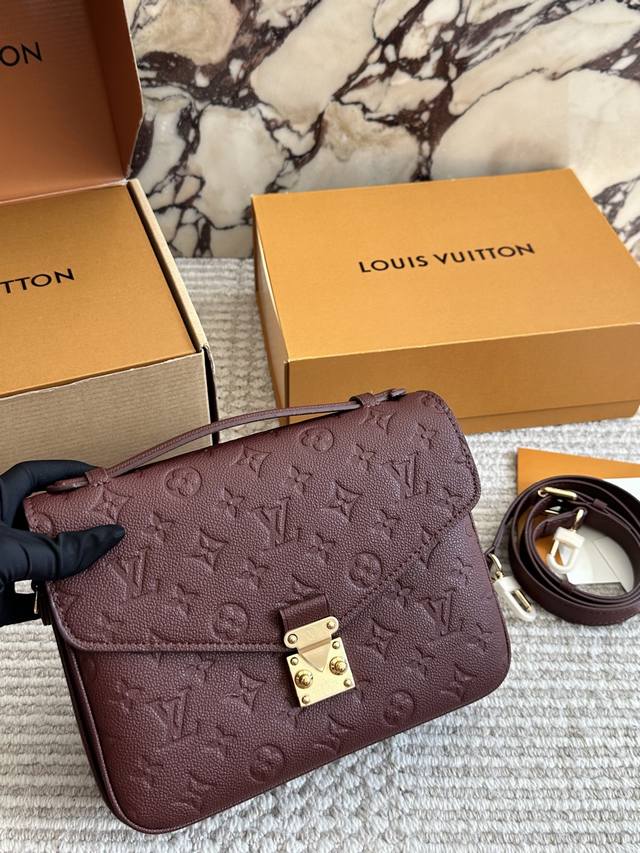 配盒 高版本 Size：25Cm L家 高品质邮差包 老花邮差 每一年这个季节都要推一下！ 因为它太经典！太好看！