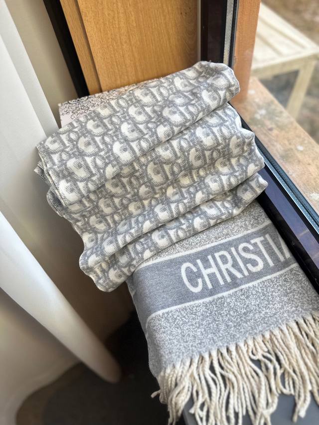 专柜礼盒+5 Dior 纯羊绒围巾 高品质 艺术感十足 大写的贵气 携带不占地方 围久了也不会累 集美们 还不快冲