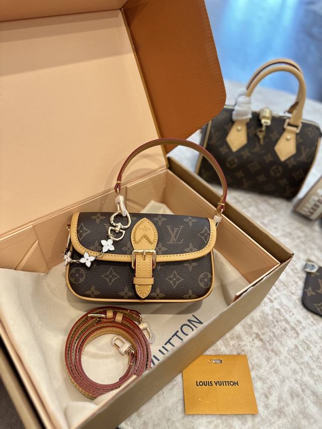 芯片版 官网双盒包装 Lv 全新尺寸 法棍包 邮差包 翻盖手袋，网红爆款 这款邮差包真是太有味道了 浓浓的复古风情 的精髓体现的淋漓尽致 挺括明快的线条与丰富的