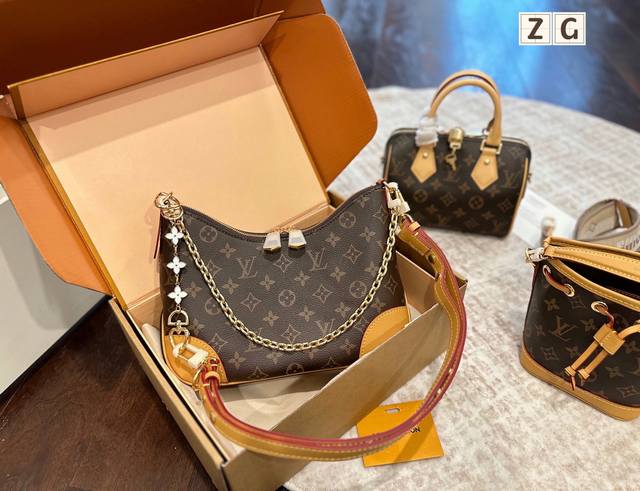 送链条挂件 官网双盒包装 Lv 最新断货王，原厂彩色小牛皮，24K五金，听我的一定要入，已经帮你们去对比过了，直接省了一万多的最新牛货！7月柜上最新款，最最最好