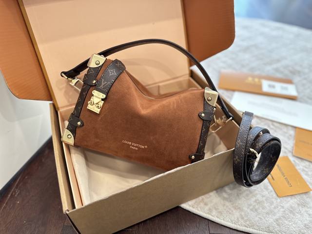 芯片款 官网双盒包装 Lv Side Trunk 新款麂皮谷爱凌 盒子包 箱子包 新款！是软软的小箱子 很多精致的小细节在里面 大 容量又实用又好凹造型 长短肩