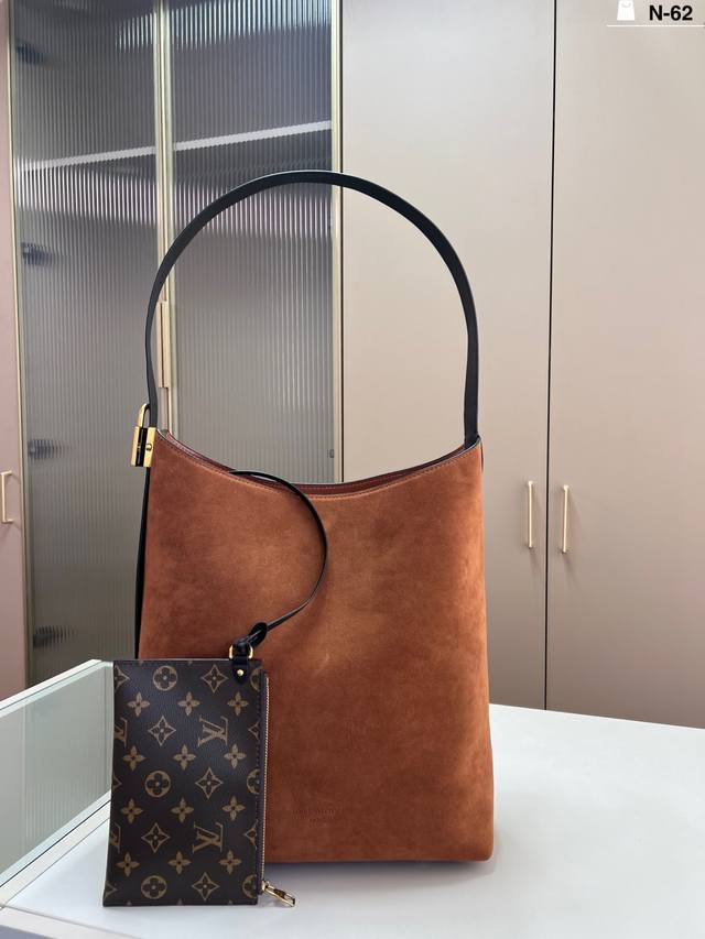 芯片版本 Lv 秋冬新款Low Key 时尚届的新宠，确实也太能装了啊 男生背着也不违和，想买Hobo的姐妹，可以入手Lowkey！！N-62尺寸30×35