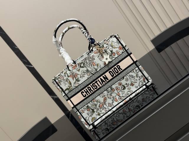 星星挂件 P30 配折叠盒丝巾 Dior 原版布提花 Dior Book Tote今年最喜欢的一款购物袋 Tote我用的次数最多的包 迪奥因为容量超级大 不管什