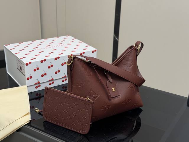 Size：26.32Cm Lv Carryall 年度包王 带有蝴蝶结的腋下包喜欢吗， 内附一只收纳零钱包， 性价比颜值超在线了 ！ 单肩斜挎完全没问题 怎么背