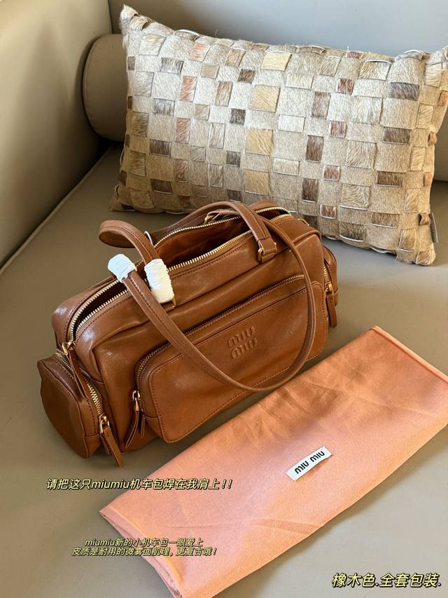 配全套包装 牛皮 Size：38*16Cm Miumiu 新的小机车包 一眼爱上 皮质是耐用的微雾面肌理， 更复古哦！ 请把这只Miumiu机车包焊在我肩上