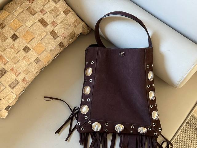 配盒 Size:29*30Cm 华伦天奴 流苏 手袋 铆钉朋克必入哦! 走上街头,迷人氛围感,一整个拉满 配盒 Size:29*30Cm 华伦天奴 流苏 手袋 铆钉朋克必入哦! 走上街头,迷人氛围感,一整个拉满