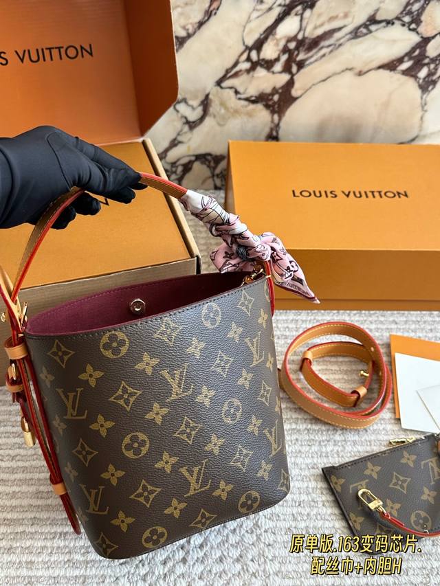 Allinbb真的颜值与高级并存出片极具氛围感有人懂Allinbb吗 真的好好看 除了颜值以外实用性也很强 一年四季都在背超级百搭 这个尺寸算是黄金了 大个子小