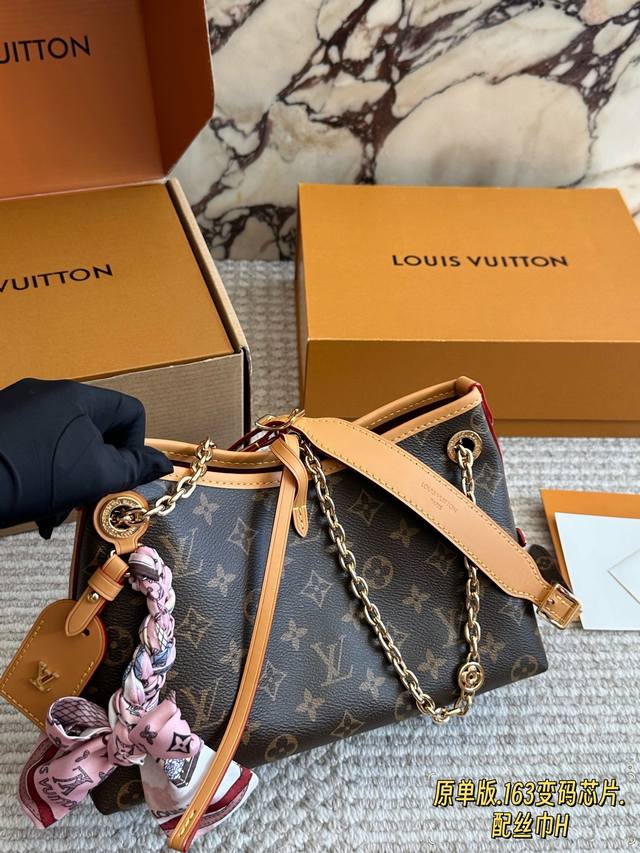 芯片版 新的Carryall Bb 鲶鱼须子和大金链子宝宝们形容的太贴切了 Lv配金链子真的好看 小小咩觉得新版Carryall变可爱 了，而且不喜欢大包的姐妹