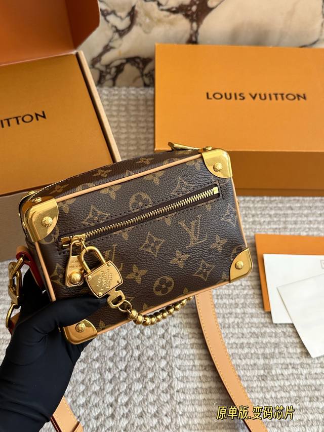新款小箱子 Mini Soft Trunk M14729 复古 迷你软行李箱由Monogram涂层帆布制成，带有天然牛皮装饰。它以金色球链和刻有“Louis V