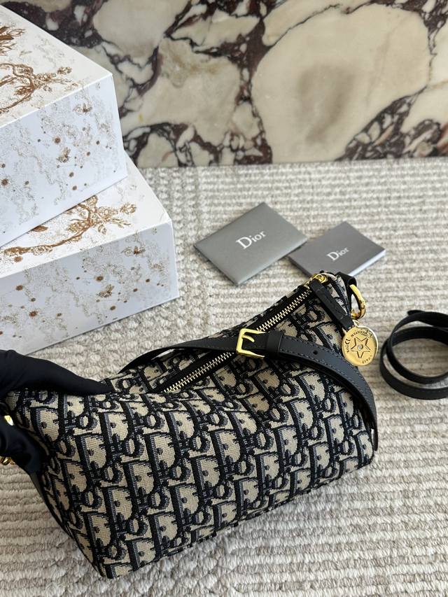 配盒 Size：22底宽*15Cm D家 Nomad新品饭盒包 背出去被夸爆的Hobo饭盒包 可以实现一包多用啦 赠送加长肩带！ 腋下斜挎