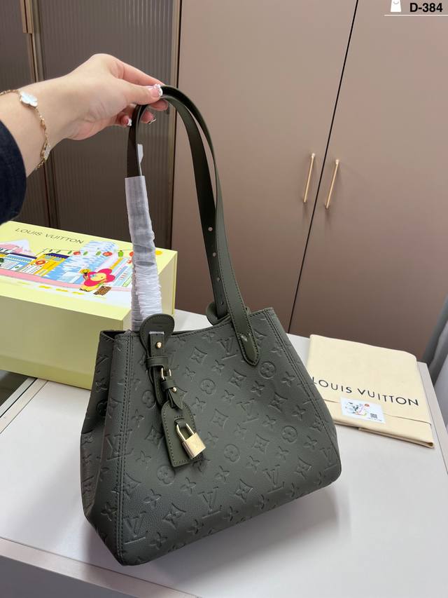 芯片版本 Lv All In One 品牌徽标压印 这款包包的造型很优雅，线条流畅， 搭配金色锁头装饰，细节处尽显奢华质感D-384尺寸28×24折叠盒