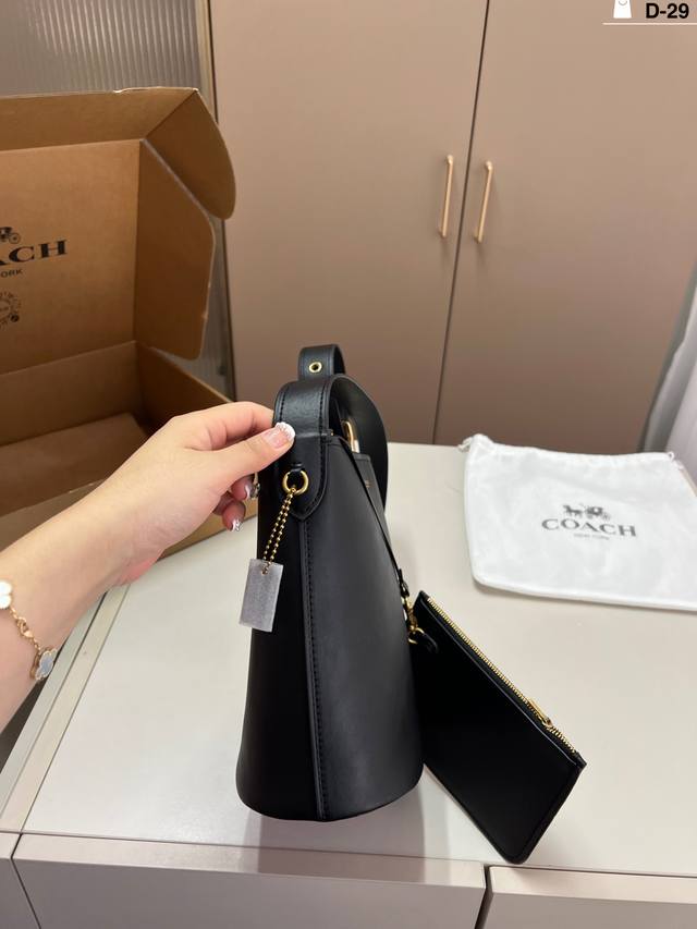 Coach蔻驰Bleecker水桶包 9蔻驰新品Bleecker，化繁为简极致简约快来试试它的上身效果，肯定惊艳到你D-29尺寸20×22飞机盒