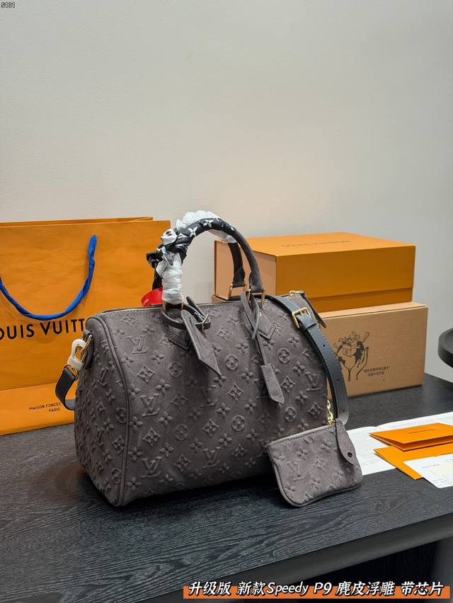 全套礼盒 升级版 动态芯片 Lv 新款Speedy P20 灰调麂皮大枕头包 Keepall旅行包 真的是意外之喜[大笑R]2025 Menswear枕头包浮雕