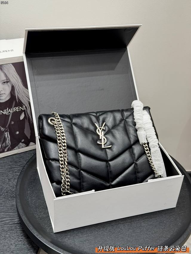 礼盒包装 升级版 Ysl 圣罗兰 可可爱爱的Loulou Puffer云朵 软乎乎的新版云朵枕头链条包 可以手拿腋下斜挎单肩 高级又饱满的包型，软软糯糯！ 圆润
