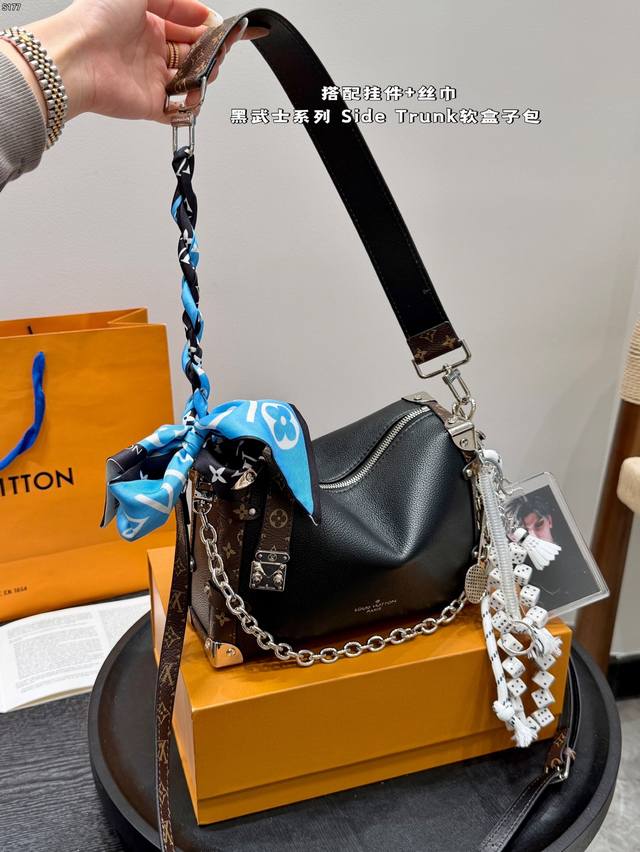 礼盒包装 带挂件！新款丝巾！ 谷爱凌同款 秀款 小箱子 Lv Side Trunk 黑武士 新款盒子包 箱子包 是软软箱子 很多精致的小细节在里面 大容量又实用