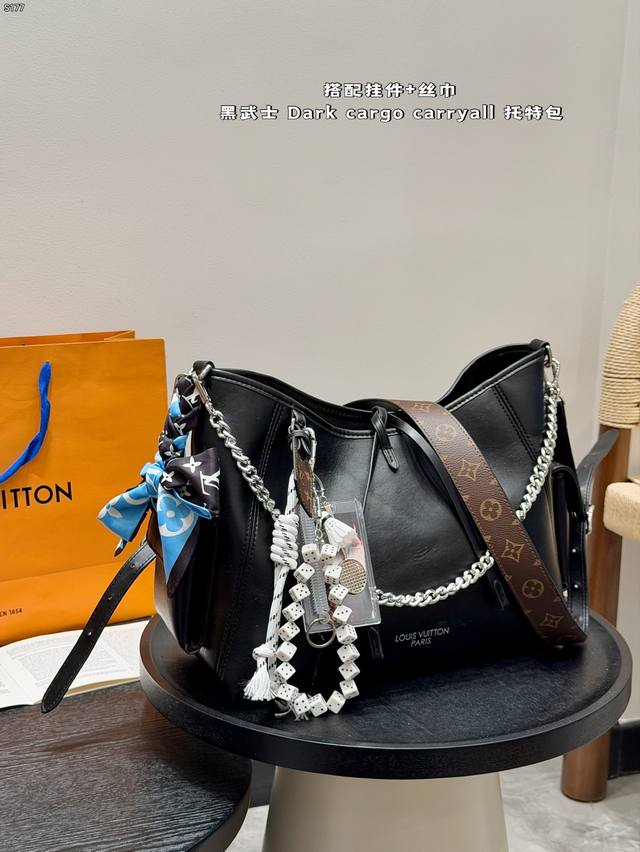 礼盒包装 带挂件!新款丝巾 Size 33Cm Lv 新款Carryall黑武士Tote链条购物袋 Lv新出的全黑色Dark Cargo Carryall空间超 礼盒包装 带挂件!新款丝巾 Size 33Cm Lv 新款Carryall黑武士Tote链条购物袋 Lv新出的全黑色Dark Cargo Carryall空间超