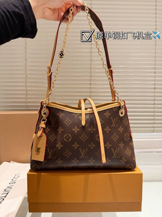 顶级原单钢扣 新的Carryall Bb 鲶鱼须子和大金链子宝宝们形容的太贴切了 Lv配金链子真的好看 小小咩觉得新版Carryall变可爱 了，而且不喜欢大包
