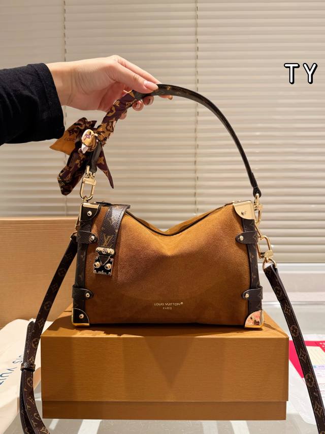 麂皮 Lv 路易威登｜ Flight Mode系列 谷爱凌 盒子包 箱子包 24新款！是软软的小箱子 很多精致的小细节在里面 大 容量又实用又好凹造型 长短肩带