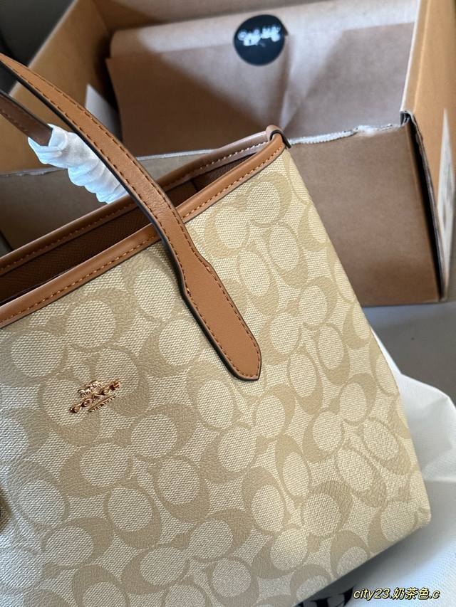 配盒 Size：22*20Cm 超级轻便 C家 新款Mini托特 City23这个尺寸太友好啦 之前觉得Tote太大的姐妹 现在出了新款大小 真香预警