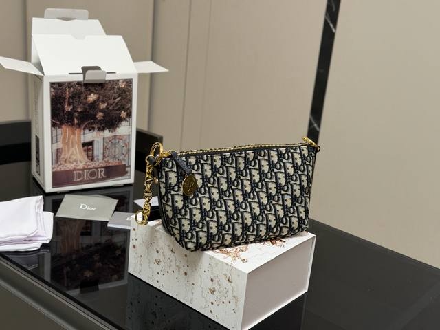配折叠盒飞机盒 迪奥Dior 便当包 迪奥顶级原单 经典又高级 尺寸:22.14Cm 很有质感 可盐可甜 上身绝美 无可比拟 是每个追求漂亮的女孩必入单品